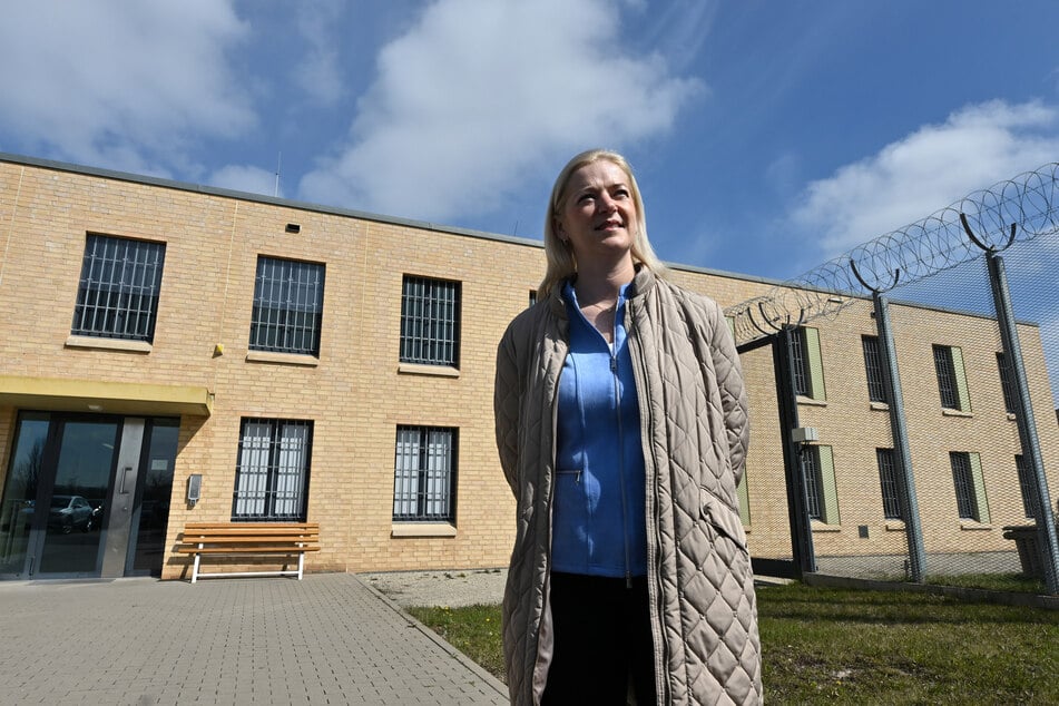 Beate Meißner (43, CDU), Ministerin für Justiz, Migration und Verbraucherschutz in Thüringen, informierte im April 2025 in der Jugendarrestanstalt Arnstadt über den Stand des Vorhabens zur Einrichtung von Abschiebungshaftplätzen. (Archivbild)
