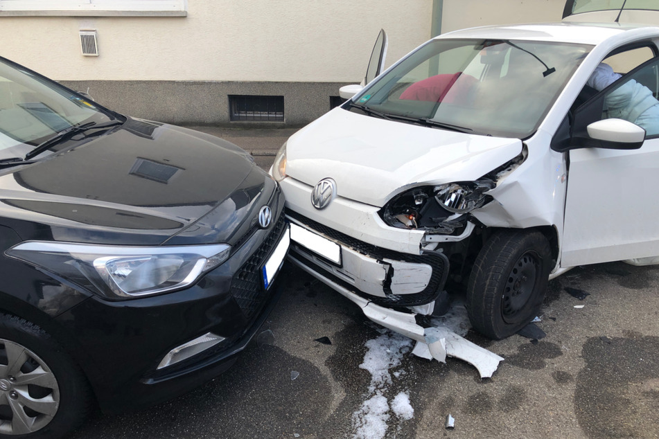Am Freitagmorgen kollidierte in der Pfalz ein weißer VW einer 42-jährigen Frau aus kuriosem Grund mit einem parkenden Hyundai.