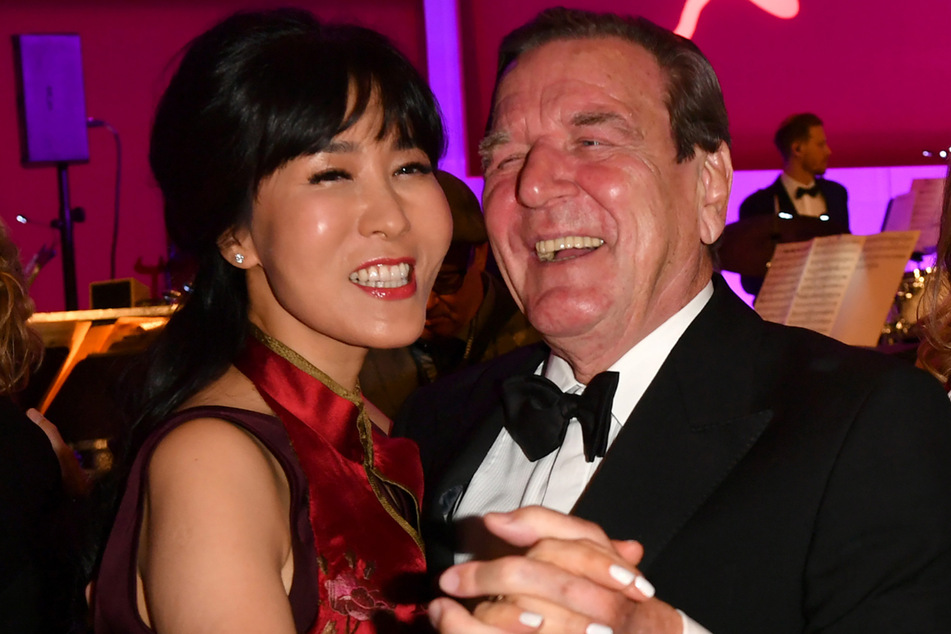Berlin 2019: Altbundeskanzler Gerhard Schröder (SPD) und seine Frau Soyeon Schröder-Kim tanzen auf dem 68. Bundespresseball.