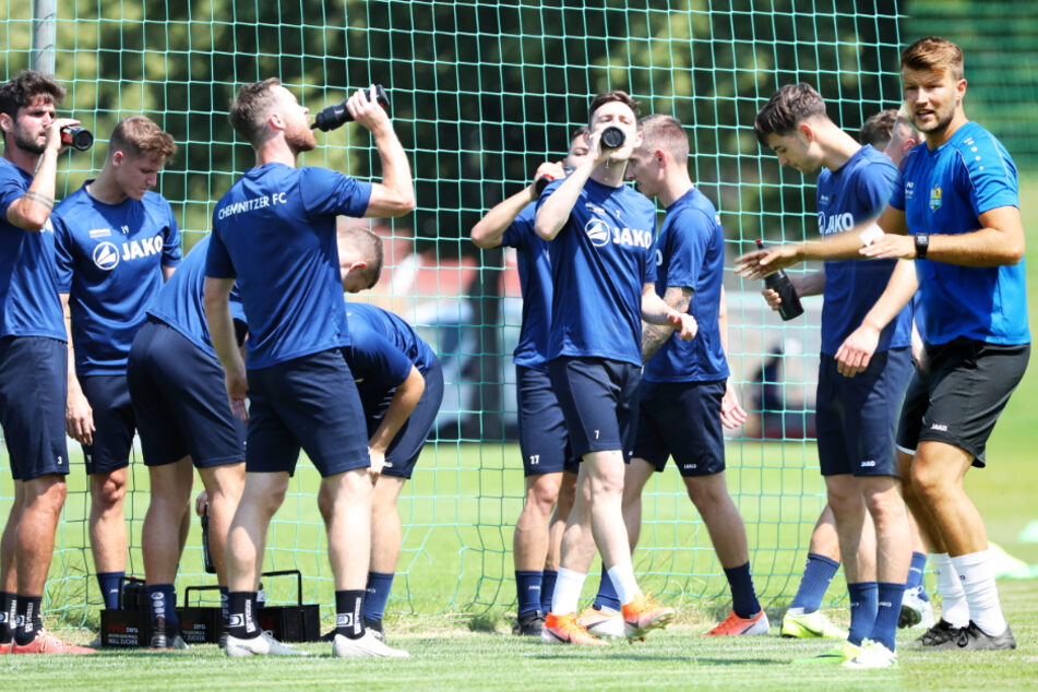 Training macht durstig. Da gibt es mit Spielern wie Niklas Hoheneder (l.) nicht nur erfahrene Männer, sondern auch viele neue und zugleich junge Fußballer. Coach Daniel Berlinski (r.) muss daraus eine gute und verschworene Truppe formen.