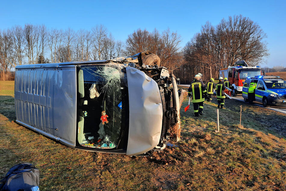 Der Opel blieb auf einem Feld liegen.
