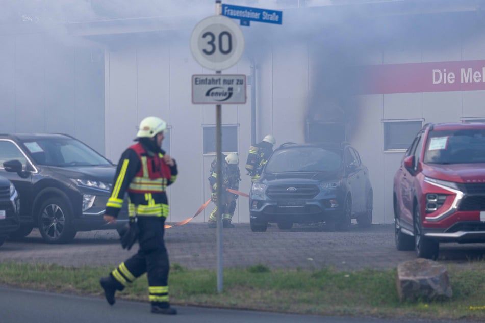 In der Werkstatt des Mitsubishi-Autohauses in der Carl-Schiffner-Straße war ein Brand ausgebrochen.