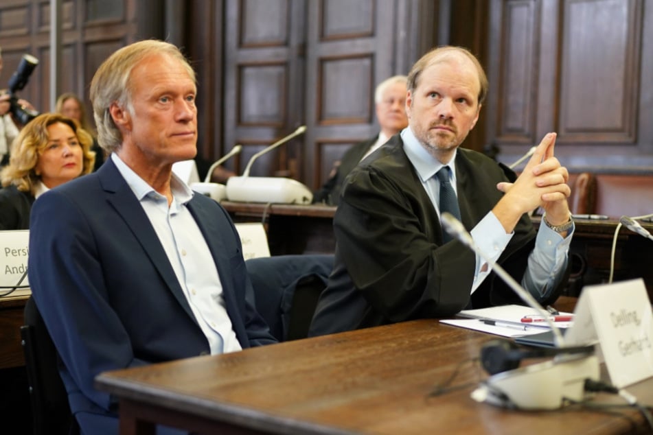 Moderator Gerhard Delling (66, l.) neben seinem Anwalt David Rieks.