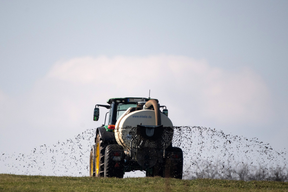 Durch Gülle gelangen Nitrate auf die Felder, die die Gewässer in hoher Konzentration belasten. Sachsen hat nun auf Druck der EU die Düngeverordnung verschärft.