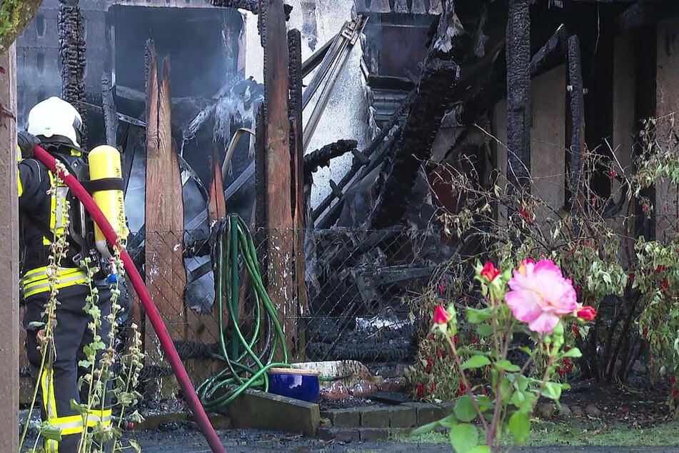 Das Haus wurde bei dem Feuer zerstört.
