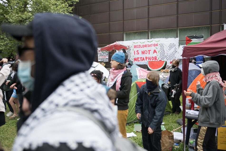 Unterstützung bekommen die Pro-Palästina-Demonstranten von zahlreichen Hochschul-Mitarbeitern.
