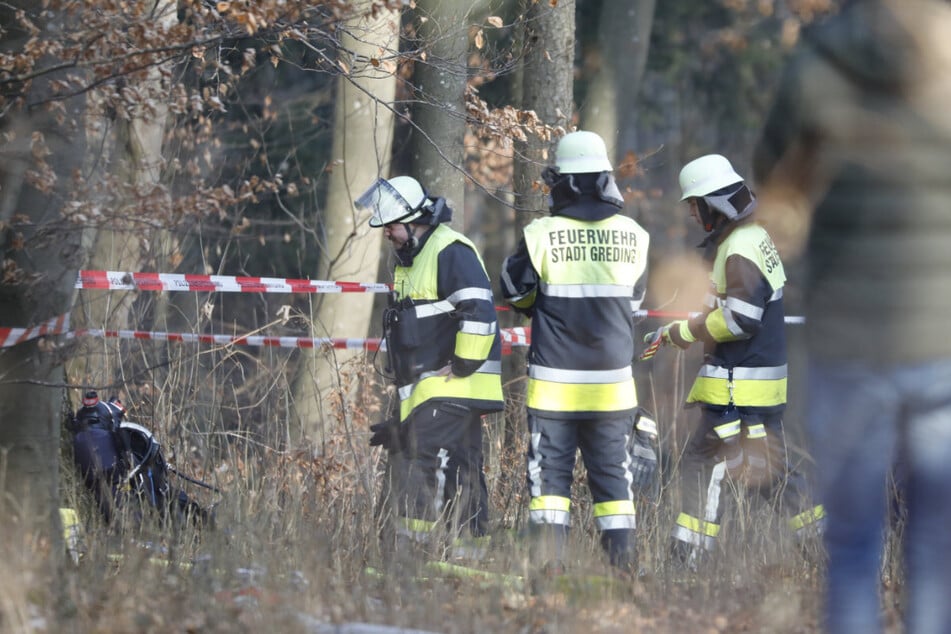 Bei einem Absturz mit einem Hubschrauber sind am Sonntag zwei Männer tödlich verunglückt.