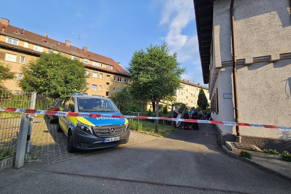 In einem Hinterhof in Stuttgart-Ost wurde der 18-Jährige gestellt. Der Tatort wurde abgesperrt.