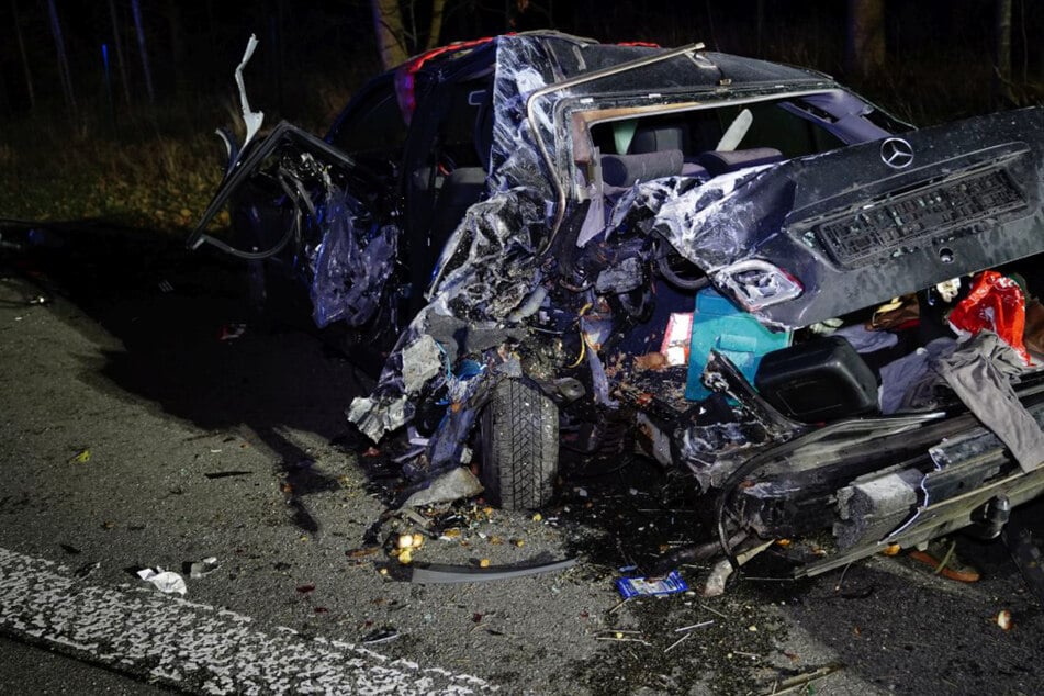 Lastwagen kracht in voll besetztes Pannen-Fahrzeug: Vier teilweise schwer Verletzte