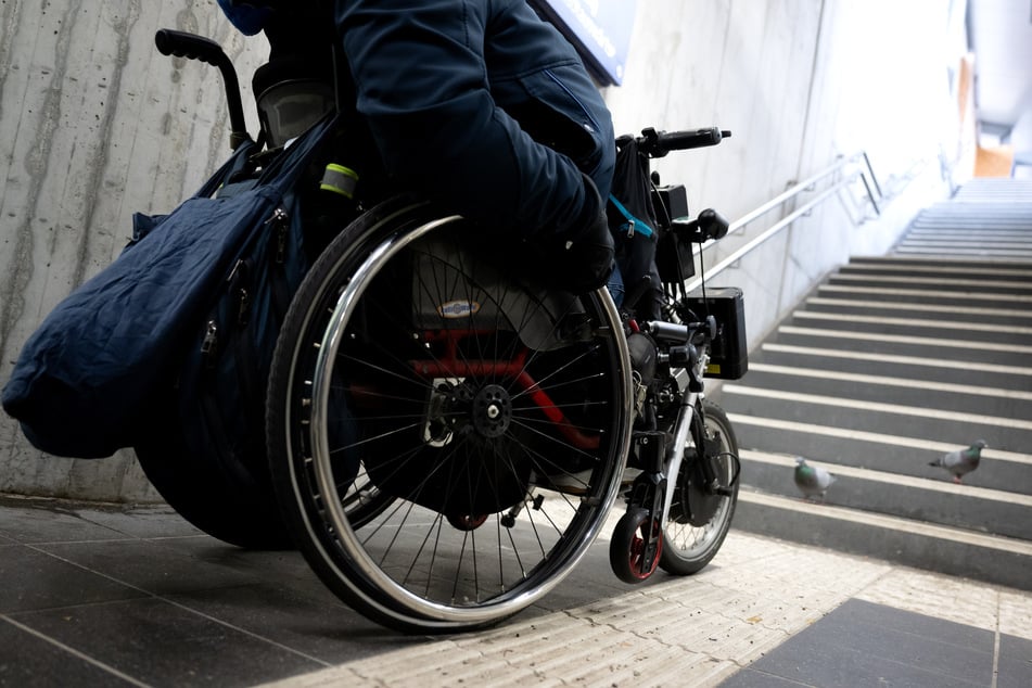 Für Rollstuhlfahrer können Treppen ein unüberwindbares Hindernis darstellen.