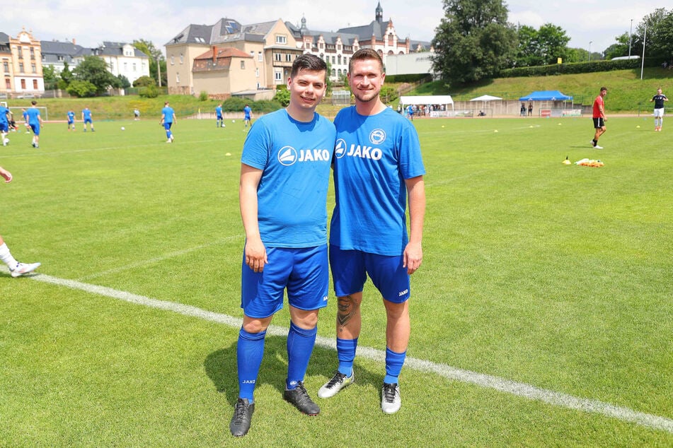 Zwei Pressesprecher am Ball: Barkas-Spieler Ulli Ludwig (24, l./CFC) und sein Kollege Christoph Antal (30, Dynamo Dresden).