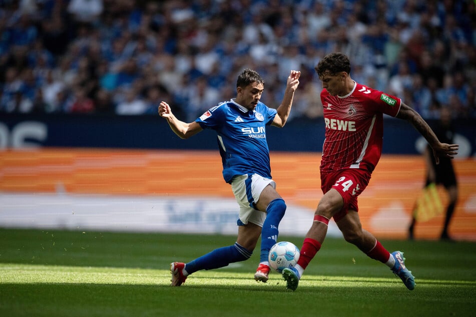 Wirklich gewehrt hat sich der FC Schalke 04 bei der Niederlage gegen den 1. FC Köln erst in Hälfte zwei. Viel zu oft war Königsblau, wie hier Ilyes Hamache (l.) gegen Kölns Julian Pauli (r.), allerdings einfach zu langsam.