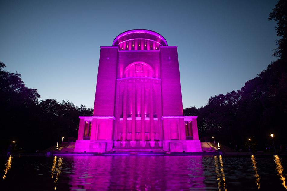 Das Planetarium wird im Rahmen der bundesweiten Aktion zum Welt-Mädchentag mit pinkfarbenen Licht angestrahlt.