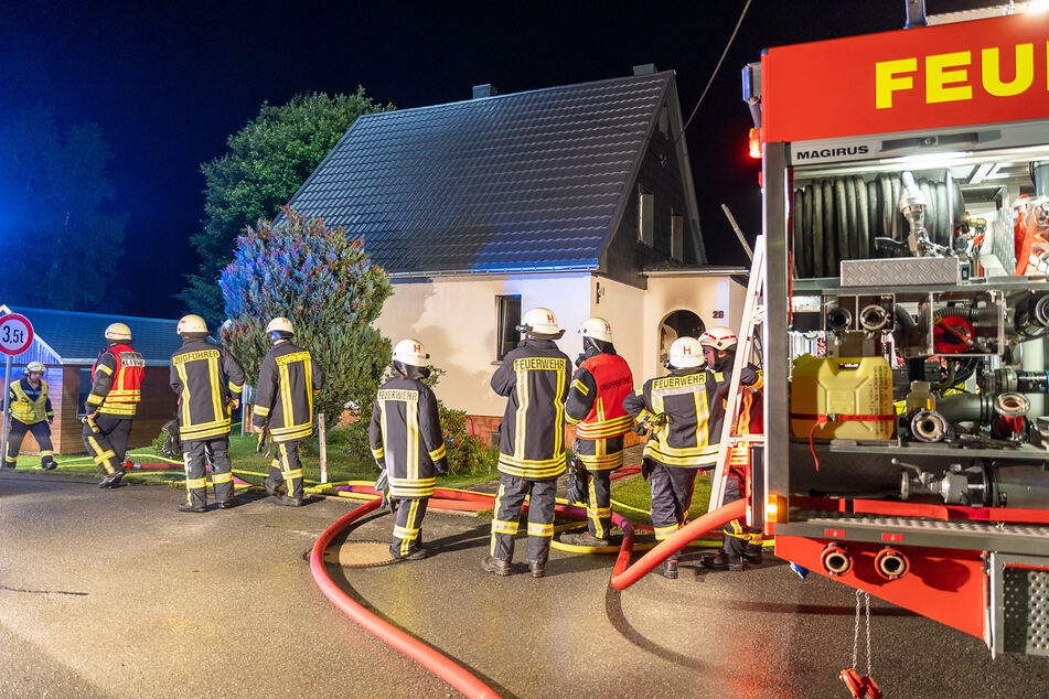 Vogtland: Nachbarn retten Frau (65) aus brennendem Einfamilienhaus, mehrere Verletzte