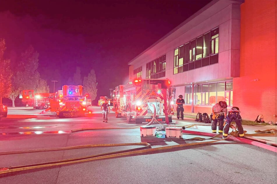 Mehrere Feuerwehrleute waren vor Ort, um das Feuer unter Kontrolle zu bekommen.