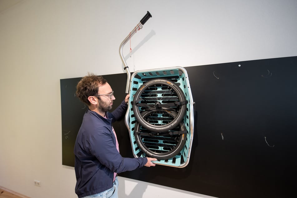 Platzsparend: Auseinandergebaut lässt sich der Fahrradanhänger einfach an die Wand hängen.