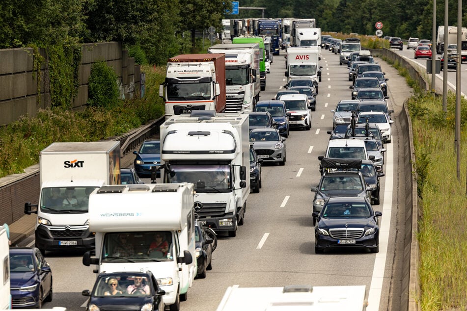 Die A1 in Fahrtrichtung Lübeck/Fehmarn ist wegen Straßenschäden aktuell voll gesperrt. (Archivfoto)