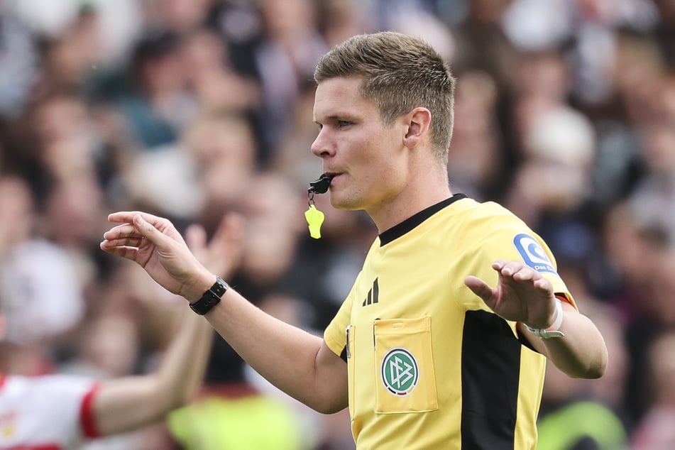Schiedsrichter Dr. Florian Exner (36) leitet das heutige Match.