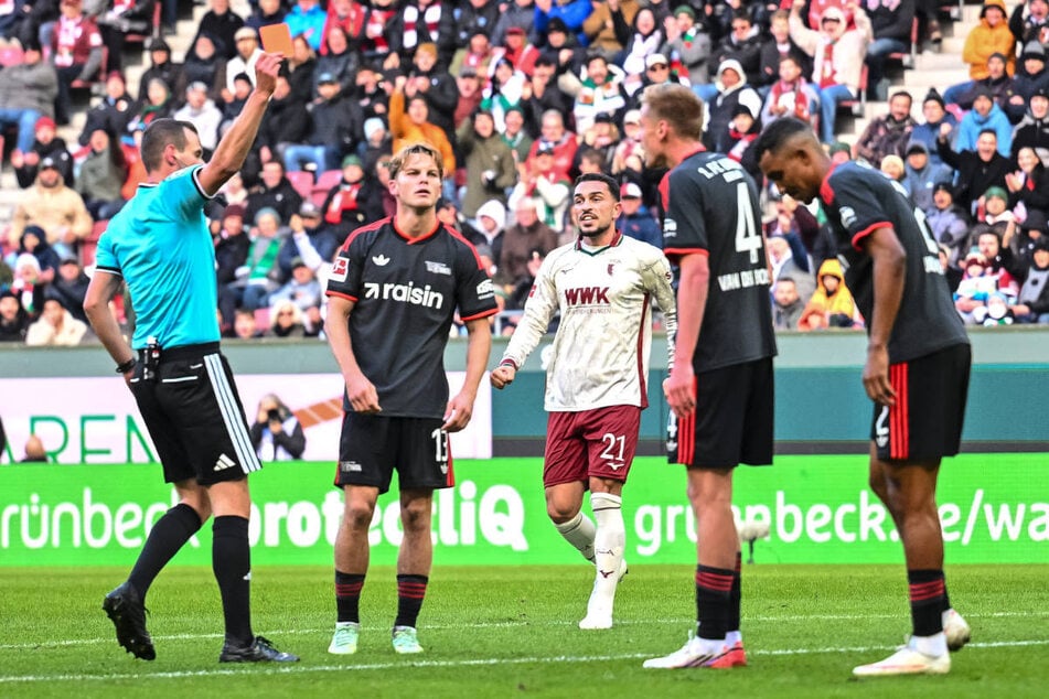 Schiedsrichter Robin Braun (l.) zeigt Felix Uduokhai (r.) nach einer Notbremse die Rote Karte.