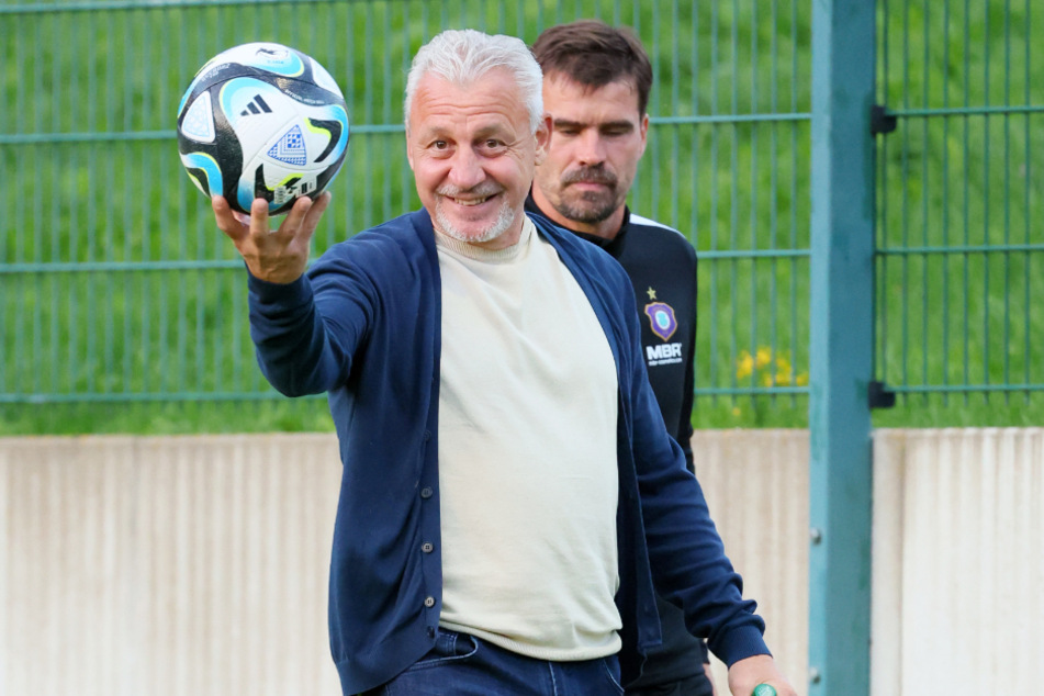 Wen lässt er an den Ball? FCE-Coach Pavel Dotchev (57) hat in Essen personell die Qual der Wahl.
