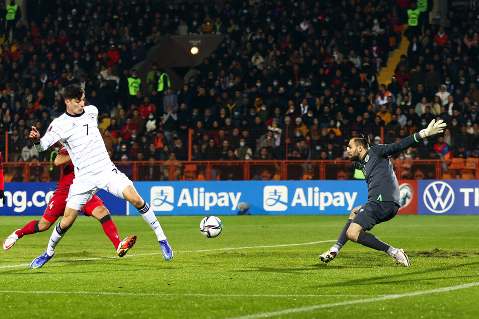 Die Führung für die deutsche Nationalmannschaft: Kai Havertz (M.) überwindet Armeniens Keeper Stanislav Buchnev (r.) technisch anspruchsvoll mit dem linken Außenrist.