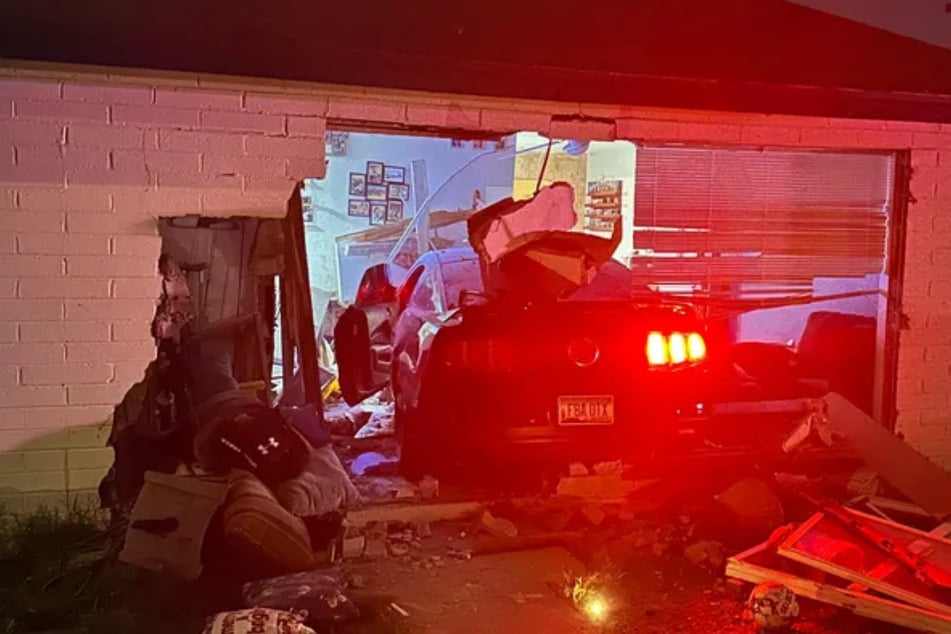 Der Mustang des 18-jährigen Drifters steckte mitten in der Hauswand.