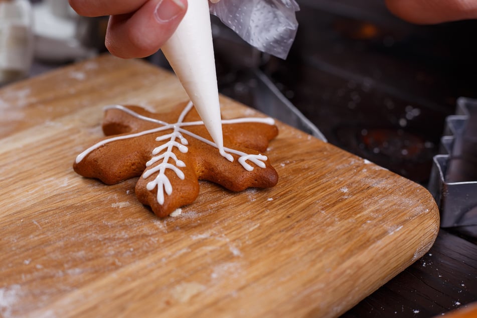 Wer Eiklar verwerten möchte, kann einen Zuckerguss mit Eiweiß für Lebkuchen und Plätzchen zubereiten.