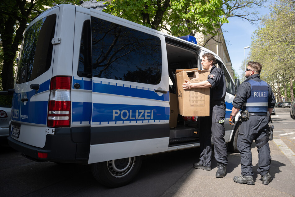 Dresden: Verdacht der Kinderpornografie in Dresden: Polizei beschlagnahmt Dutzende Speichermedien!