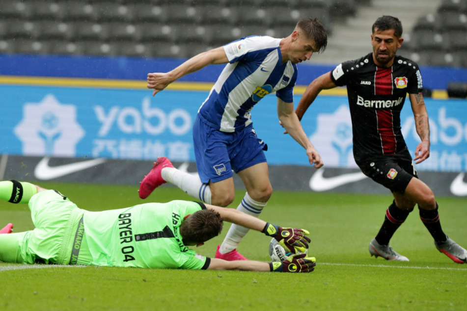 Herthas Krzysztof Piatek geht an Torwart Lukas Hradecky (l) vorbei.