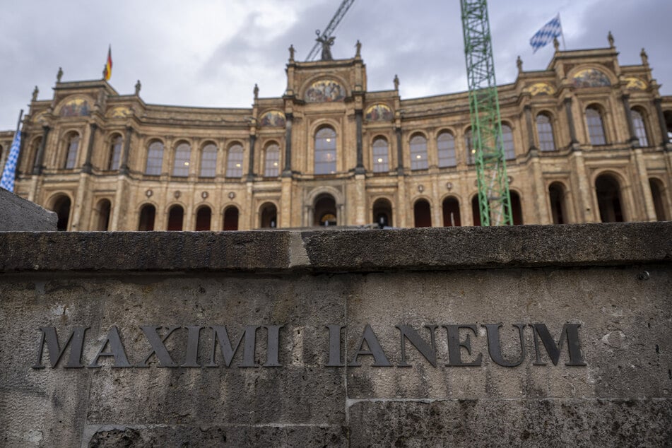 Auf dem Gelände des Bayerischen Landtages wird das Kiffen nun untersagt.