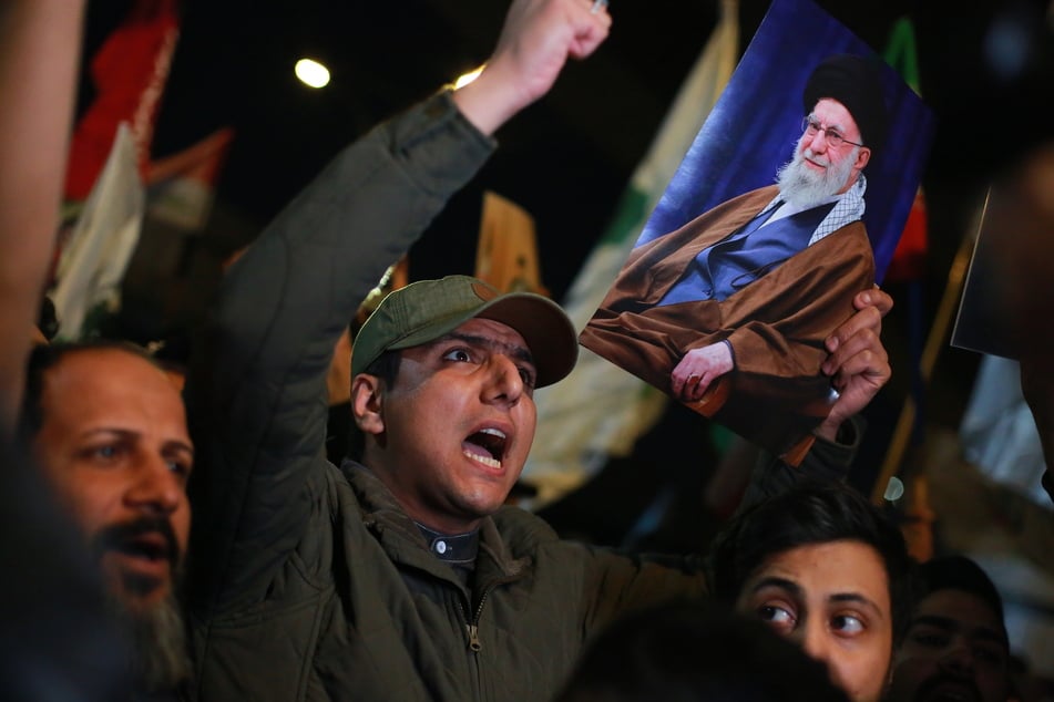 Im Irak hat die Tötung von Irans Staatsoberhaupt und Religionsführer Chamenei für Empörung gesorgt. In Bagdad nahe der US-Botschaft kommt es zu gewalttätigen Protesten.