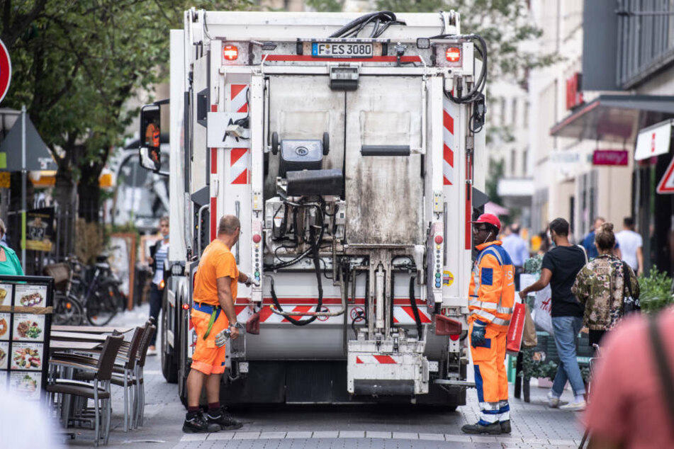 Ein Müllfahrzeug der FES fährt durch die Innenstadt. Obwohl an jeder Ecke öffentliche Mülleimer stehen, sind viele Bereiche Frankfurts durch achtlos weggeworfenen Müll verschmutzt.