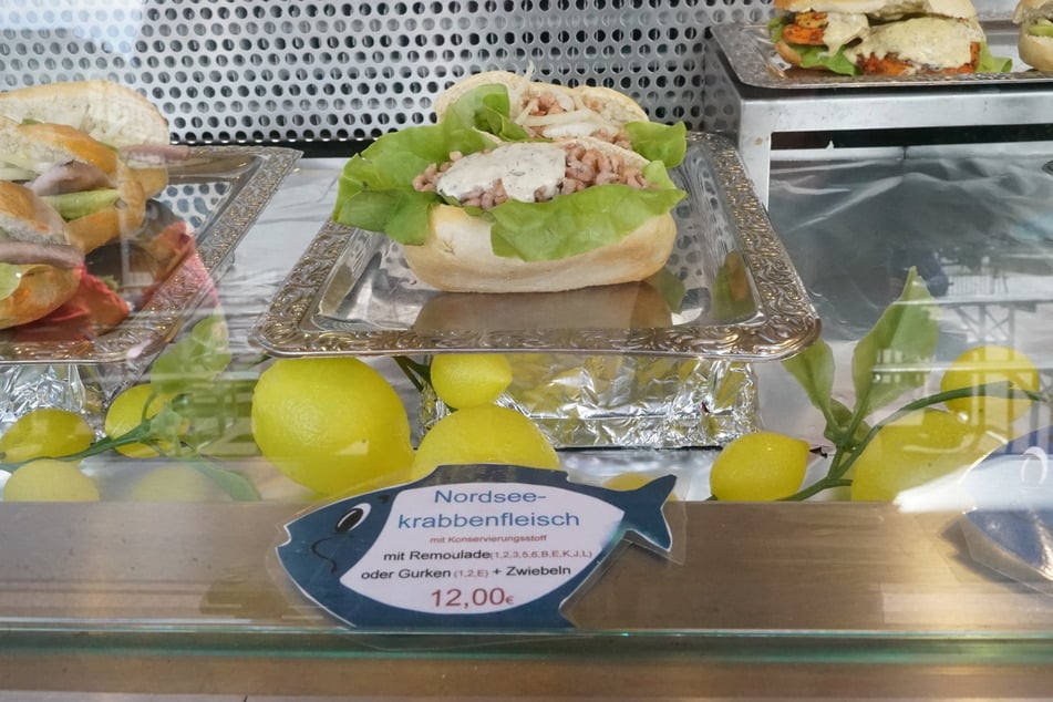 Bis zu 12 Euro kostet ein Krabbenbrötchen auf dem "FischVerliebt-Festival" in Hamburg.