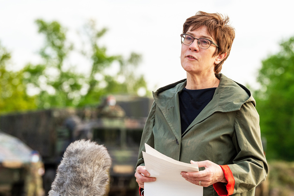 Verteidigungsministerin Annegret Kramp-Karrenbauer (58, CDU).