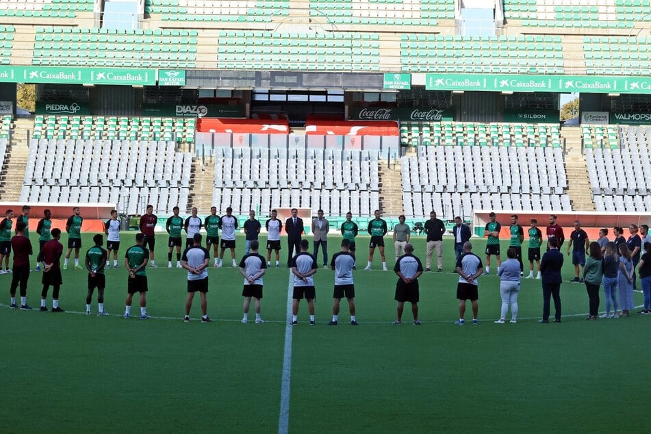 Die erste Mannschaft vom Córdoba CF trauert am Mittelkreis ihres Stadions.