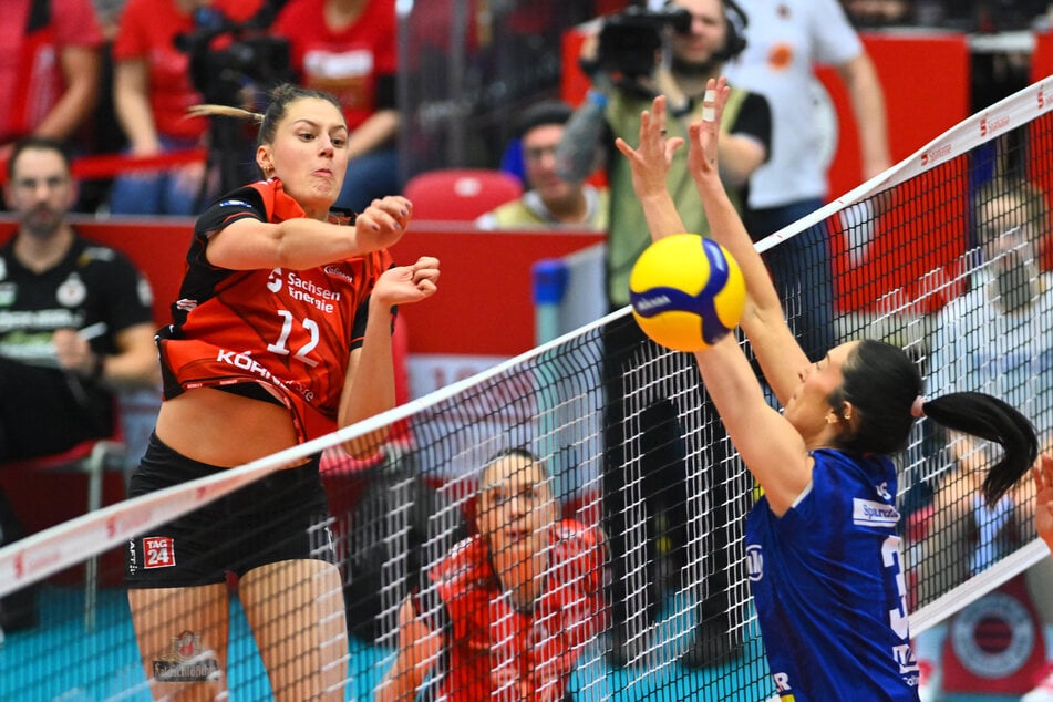 Mette Pfeffer (18, l.) &amp; Co. fanden gegen Stuttgart bessere Lösungen als im Hinspiel.