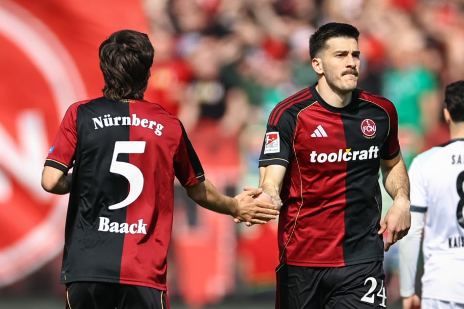 Durch seine starke Saison beim 1. FC Nürnberg hat sich Verteidiger Luka Lochoshvili (28, r.) wohl für ein Engagement beim 1. FC Köln empfohlen.