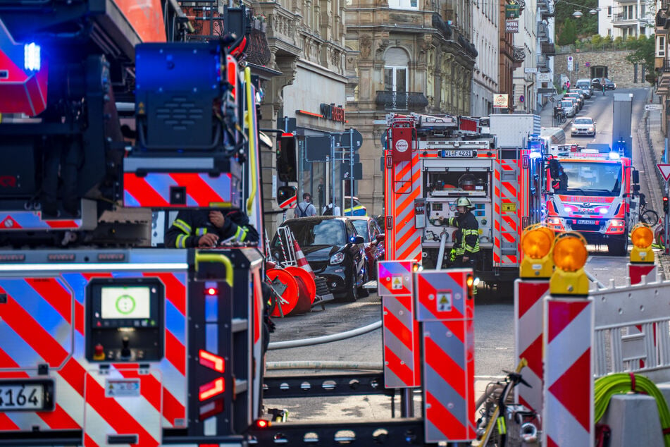 Wegen der Löscharbeiten kam es zu Straßensperrungen rund um den Kochbrunnenplatz.