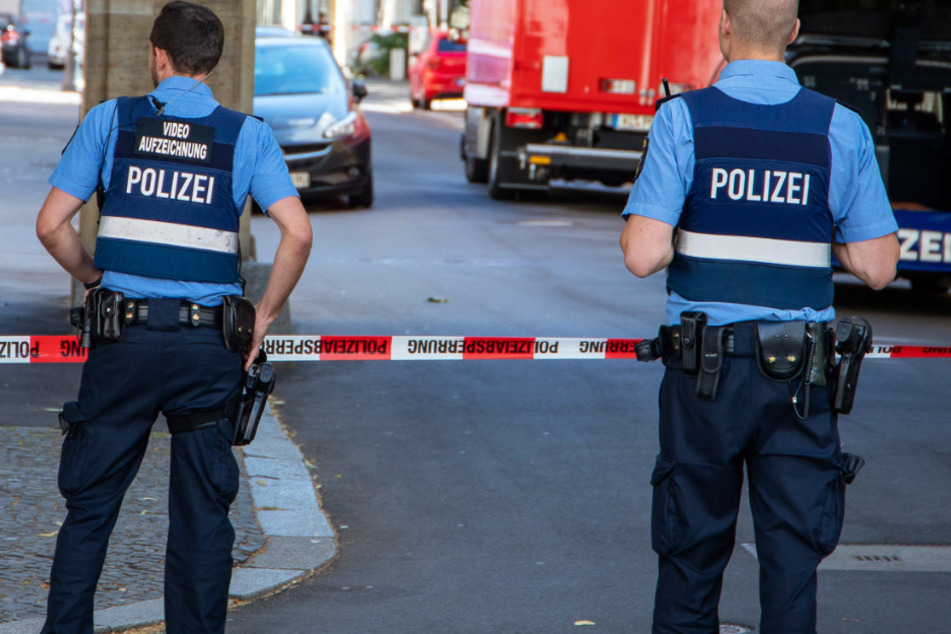 Das Foto zeigt zwei Polizisten in der Innenstadt von Mainz.
