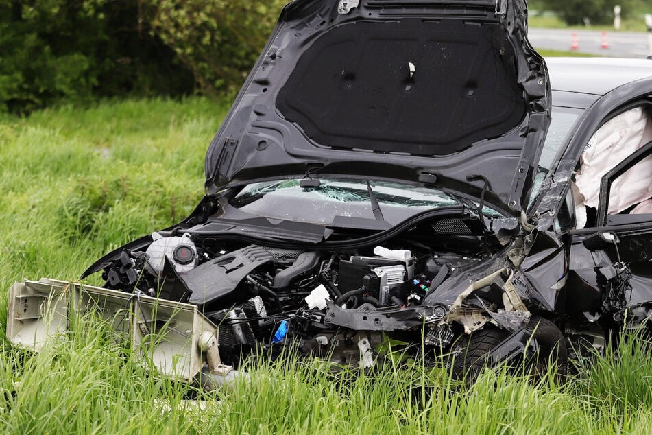 Das Foto zeigt ein zerschmettertes Auto, das zuvor in einen Kleintransporter krachte: Bei den Unfall nahe Büttelborn wurden insgesamt zwölf Menschen verletzt.