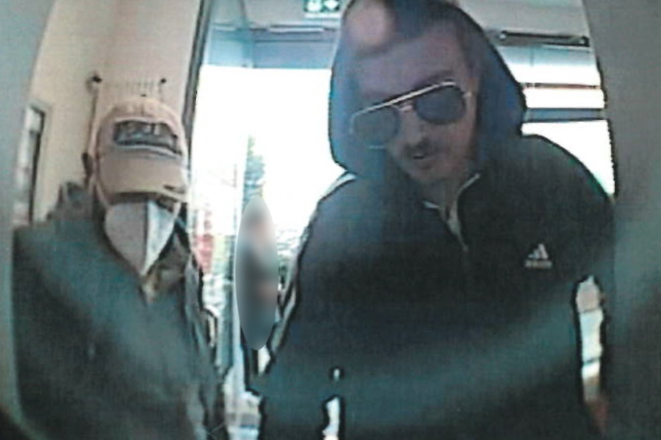 Eine Überwachungskamera filmte die zwei unbekannten Männer am Geldautomaten.