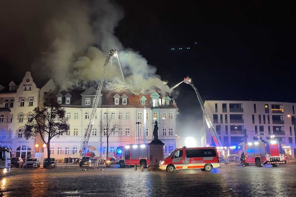 Wegen des Einsatzes kam und kommt es am Domplatz zu Verkehrsbehinderungen.