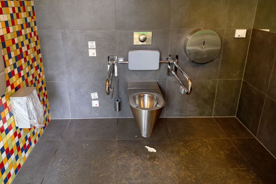 Barrierefrei, modern – aber ohne Papier: Auch die öffentliche Toilette im Küchwald zeigte sich übers lange Wochenende nicht gerade von ihrer besten Seite.