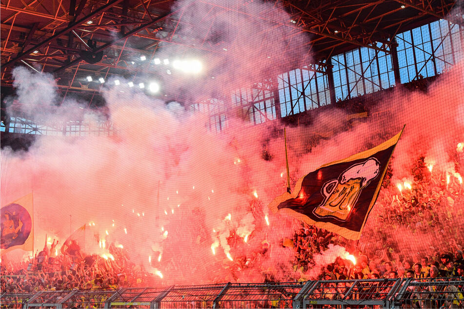 Mit Beginn des Spiels zündeten auch die Fans des BVB große Mengen an Bengalos.