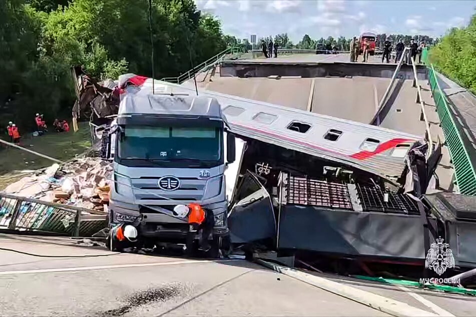 Die Straßenbrücke stürzte auf die Bahngleise.