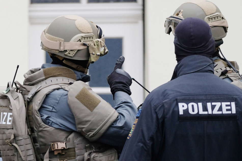 Die Polizei ging aufgrund des Notrufs von einer bedrohlichen Situation aus und stürmte die Party mit einem Großaufgebot. (Symbolbild)