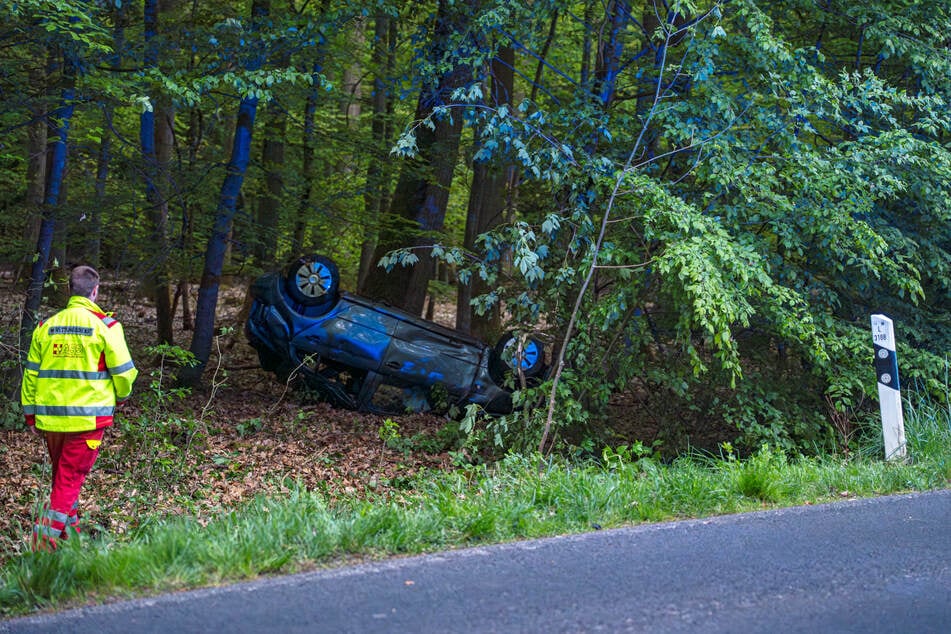 Das Auto des 27-Jährigen landete nach der Kollision in einem Waldstück neben der Strecke.