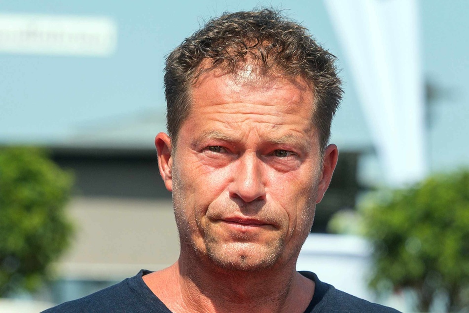 Schauspieler und Regisseur Til Schweiger (57) kennt selbst den Umgang mit Waffen beim Dreh.