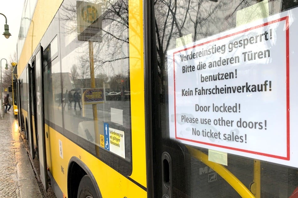 Nach Kritik der Busfahrer dürfen Berliner weiterhin nicht vorne einsteigen.