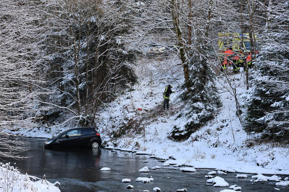 Das Auto stürzte einen meterhohen Abhang hinab und landete im Wasser.